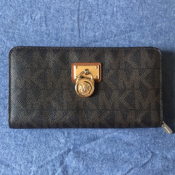 Michael Kors Leather Zippered Wallet - Picture 1 of 10